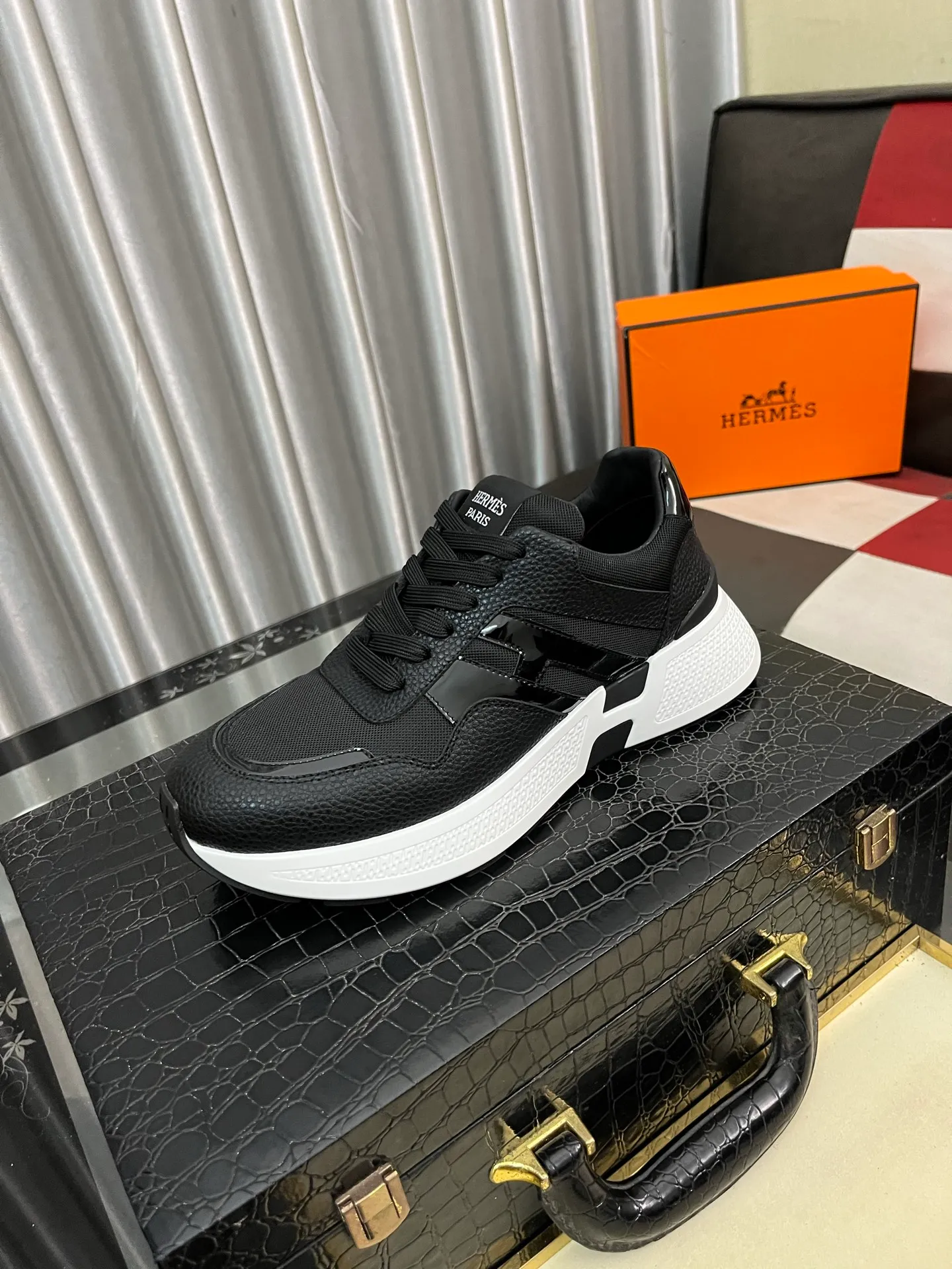 Men's shoes 💰540⌚️⌚️HERMES/Hermès Hugo thick-soled sneakers, casual men's shoes, these sneakers are made of imported first-layer cowhide leather and breathable mesh design. The contrasting color design creates a dynamic and modern shape. The front end of the toe is decorated with natural-color rubber inlays, which is novel and fashionable. The texture is incomparable, with cowhide lining and cowhide foot pads, the upper foot is comfortable and breathable, and the rubber sole is decorated with geometric patterns and iconic "H" details. A very personal one! Size: 38-44